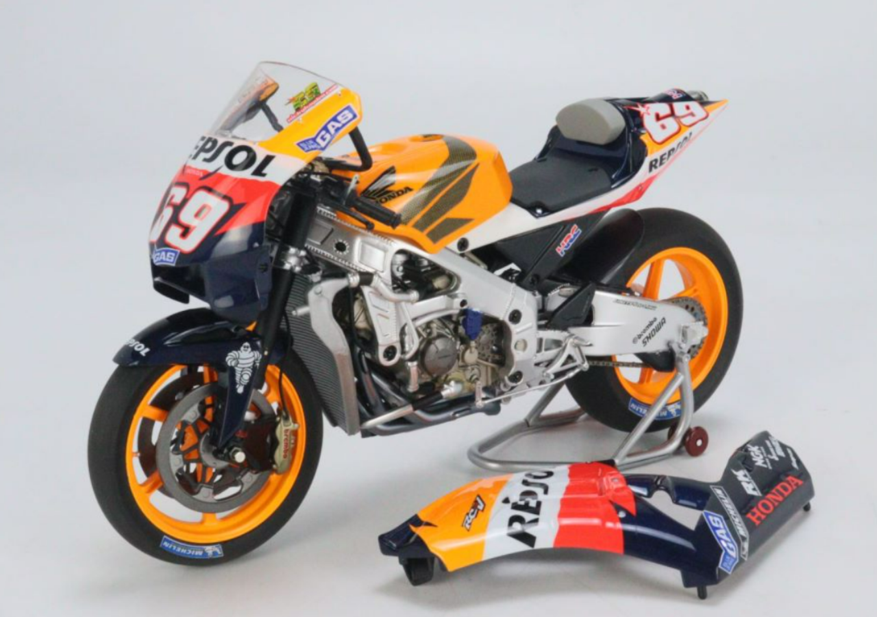 escala 1/12 HONDA RC211V NICKY HAYDEN CON FIGURA Y BANDERA CAMPEÓN DEL MUNDO MOTOGP 2006 Minichamps - Imagen 4