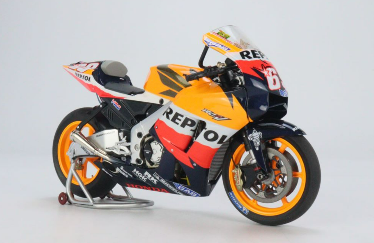 escala 1/12 HONDA RC211V NICKY HAYDEN CON FIGURA Y BANDERA CAMPEÓN DEL MUNDO MOTOGP 2006 Minichamps - Imagen 3
