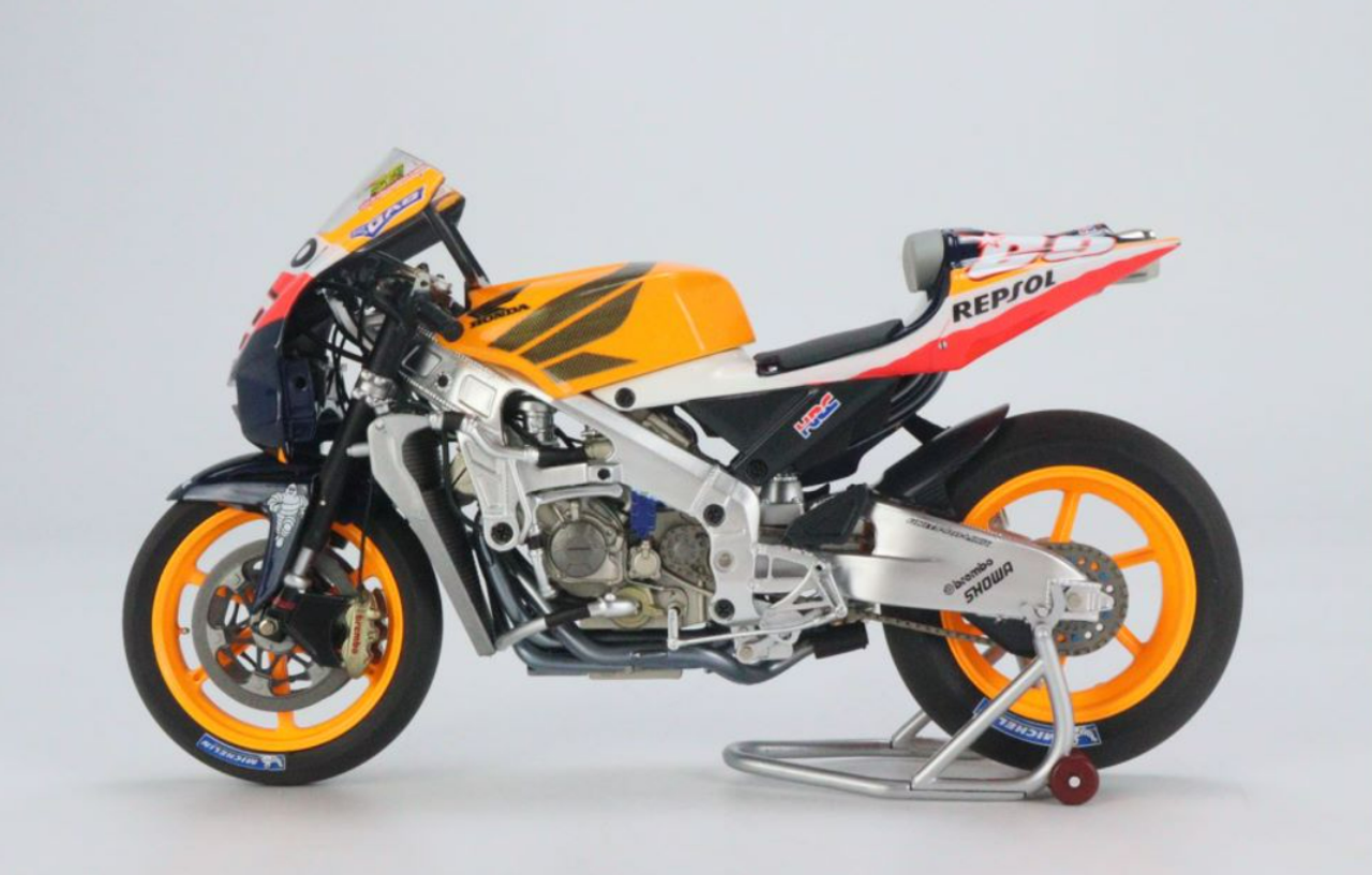 escala 1/12 HONDA RC211V NICKY HAYDEN CON FIGURA Y BANDERA CAMPEÓN DEL MUNDO MOTOGP 2006 Minichamps - Imagen 5