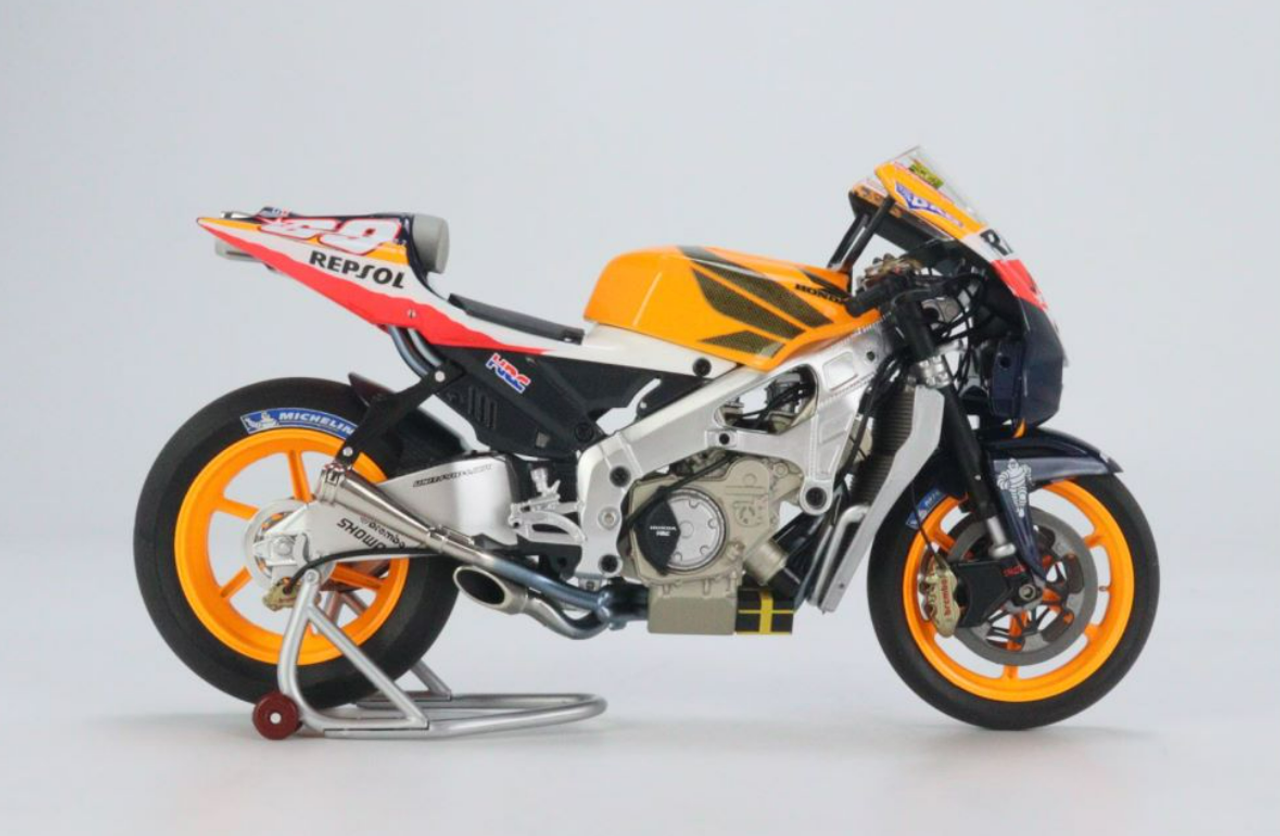 escala 1/12 HONDA RC211V NICKY HAYDEN CON FIGURA Y BANDERA CAMPEÓN DEL MUNDO MOTOGP 2006 Minichamps - Imagen 6