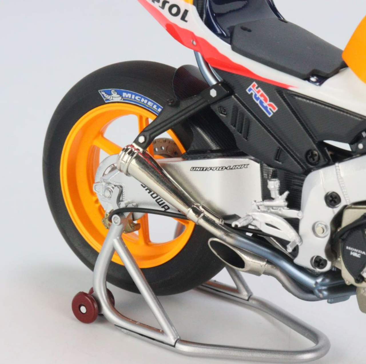 escala 1/12 HONDA RC211V NICKY HAYDEN CON FIGURA Y BANDERA CAMPEÓN DEL MUNDO MOTOGP 2006 Minichamps - Imagen 7