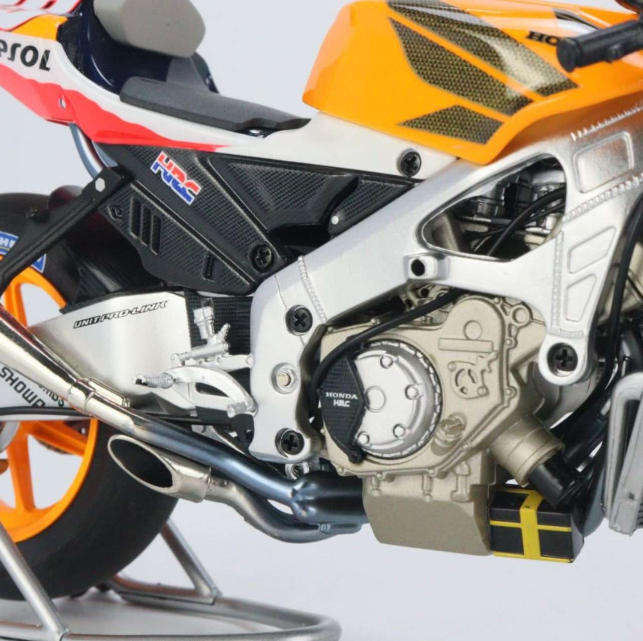 escala 1/12 HONDA RC211V NICKY HAYDEN CON FIGURA Y BANDERA CAMPEÓN DEL MUNDO MOTOGP 2006 Minichamps - Imagen 10
