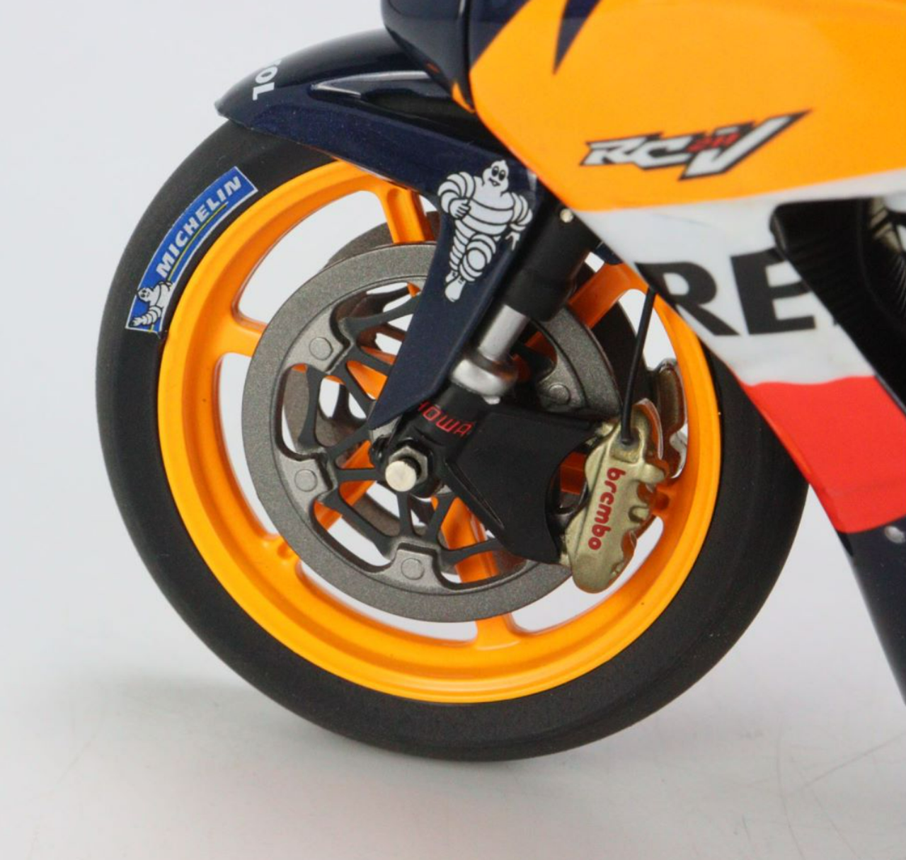 escala 1/12 HONDA RC211V NICKY HAYDEN CON FIGURA Y BANDERA CAMPEÓN DEL MUNDO MOTOGP 2006 Minichamps - Imagen 9